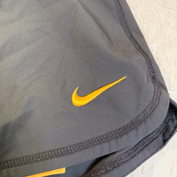 Nike Dri-Fit Women’s Gray Orange Shorts With Bike Shorts Underneath Size S - Picture 6 of 7